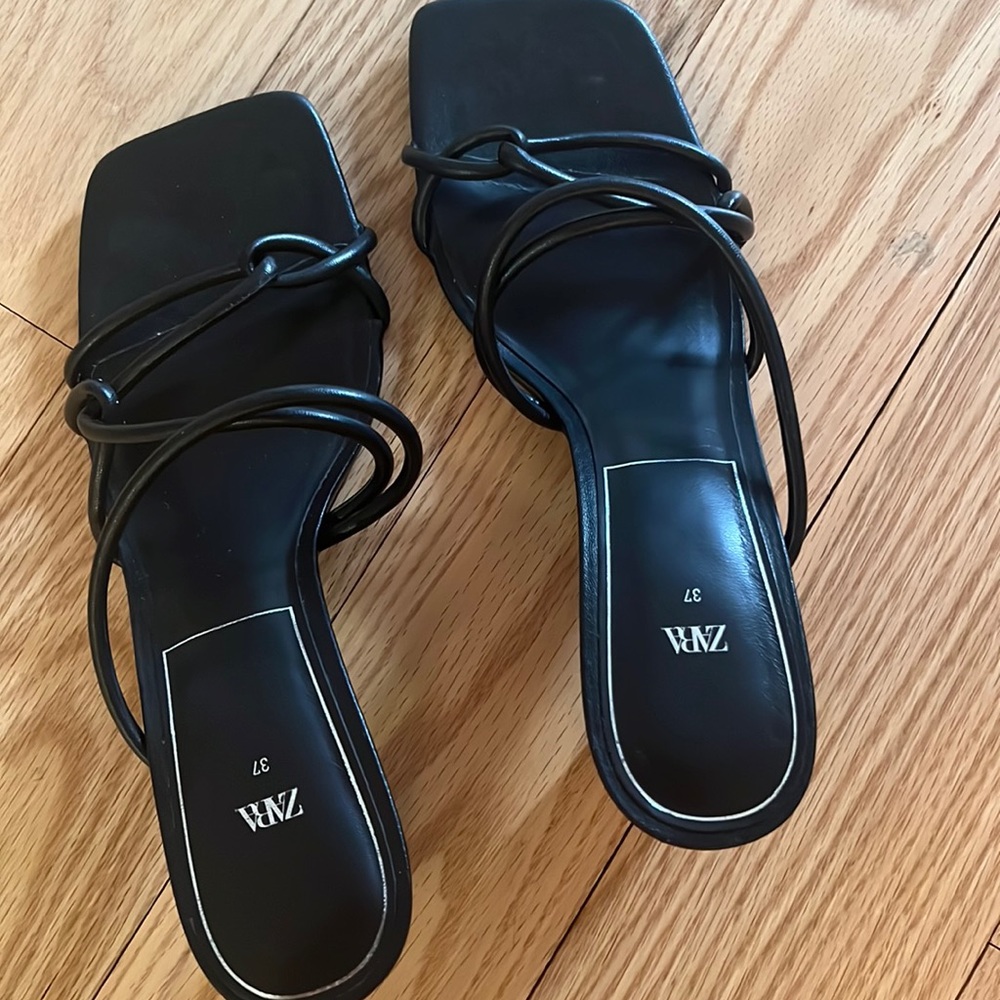 Perfect conditioned Zara heeled sandal!